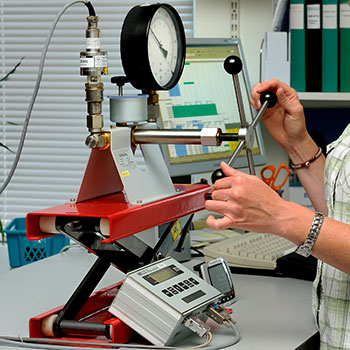 Calibration of pressure gauges